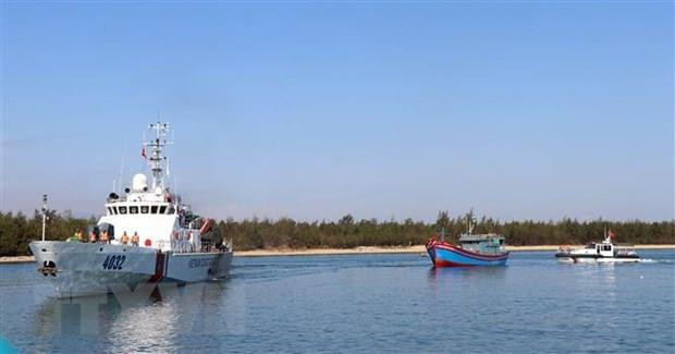 Thanh Hóa đưa sáu ngư dân gặp nạn trên biển vào bờ an toàn ảnh 1