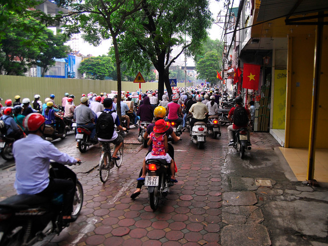 Ùn tắc nghiêm trọng trên tuyến đường huyết mạch cấm ô tô ở Hà Nội ảnh 3