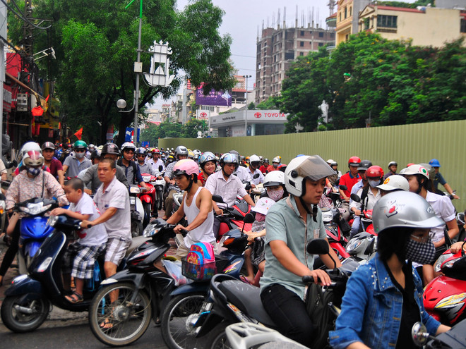 [Video] Ùn tắc nghiêm trọng tại tuyến đường huyết mạch cấm ôtô ảnh 1