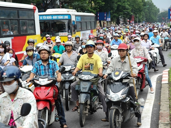 Ùn tắc nghiêm trọng trên tuyến đường huyết mạch cấm ô tô ở Hà Nội ảnh 1