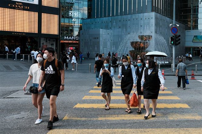 Người dân di chuyển trên phố ở Kuala Lumpur, Malaysia. (Ảnh: AFP/TTXVN) Malaysia ghi nhận số ca nhiễm mới COVID-19 tăng cao nhất 2 tháng qua ảnh 1