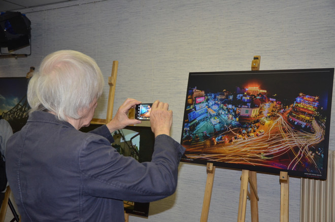 Triển lãm ảnh tại Pháp về các góc cạnh cuộc sống người dân Hà Nội ảnh 2