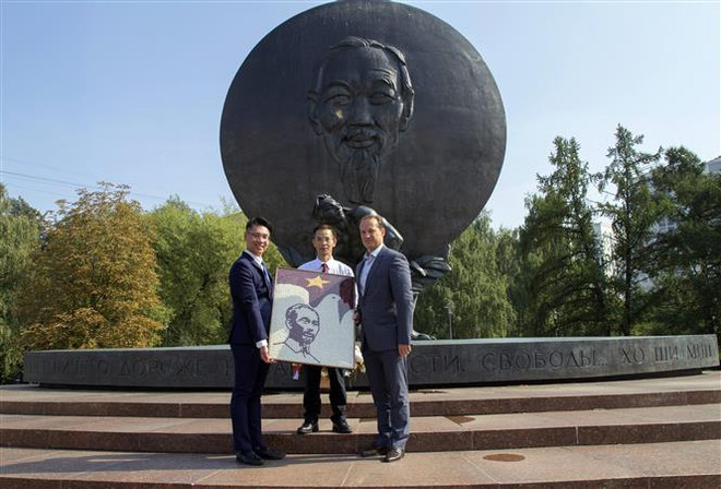 Sinh viên Việt Nam tại Nga dâng hoa tại tượng đài Chủ tịch Hồ Chí Minh ảnh 2