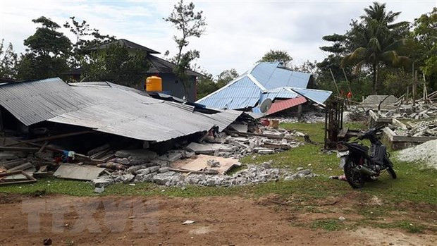Hiện trường đổ nát sau một vụ động đất ở Indonesia. (Ảnh minh họa. AFP/TTXVN) Động đất mạnh 6,2 độ ở Indonesia, không có nguy cơ xảy ra sóng thần ảnh 1