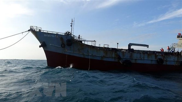 Tàu vận chuyển dầu trái phép dầu DO trên vùng biển Tây Nam. (Ảnh minh họa. TTXVN phát) Phát hiện tàu vận chuyển trái phép khoảng 100.000 lít dầu DO ảnh 1