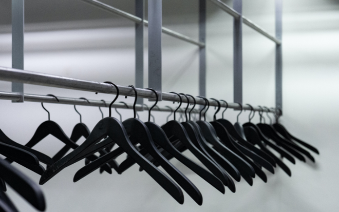 6 cách dọn dẹp và làm mới tủ đồ để chuẩn bị giai đoạn chuyển mùa ảnh 4