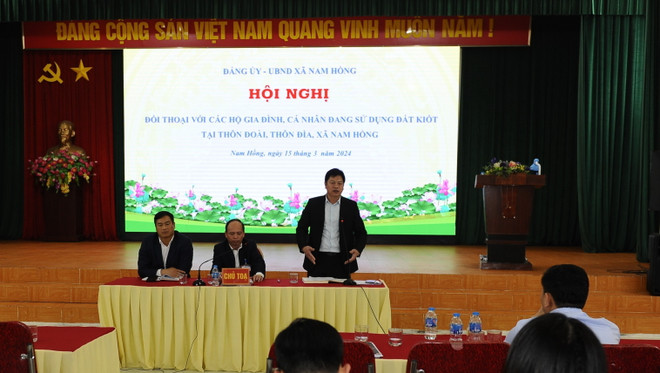 Lãnh đạo xã Nam Hồng (huyện Đông Anh) đối thoại với người dân đang sử dụng kiốt thuộc thôn Đìa, thôn Đoài nằm trong diện giải phóng mặt bằng xây dựng công trình phúc lợi của địa phương. (Ảnh: Minh Nghĩa/TTXVN) ttxvn-dong anh2.jpg