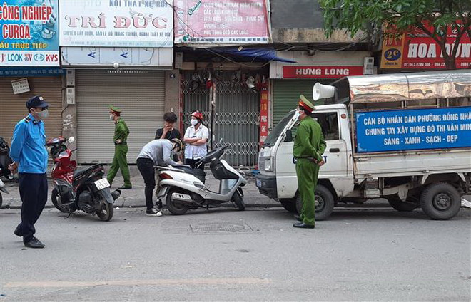 Xử phạt các trường hợp vi phạm không đeo khẩu trang ra đường. (Ảnh minh họa. Doãn Tấn/TTXVN) Cần Thơ: Lĩnh án 9 tháng tù vì chống đối khi bị nhắc đeo khẩu trang ảnh 1