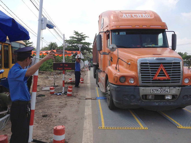 Hà Tĩnh xử phạt, tước giấy phép của hai lái xe “trốn” trạm cân ảnh 1