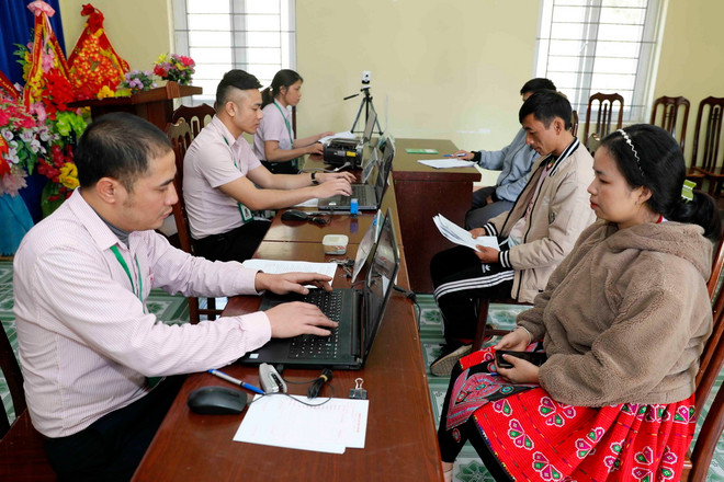 Một buổi giao dịch cho vay hộ nghèo, đối tượng chính sách tại điểm giao dịch xã Hang Kia, huyện Mai Châu (Hòa Bình). (Ảnh: Trần Việt/TTXVN) ttxvn-cho-vay-4103.jpg
