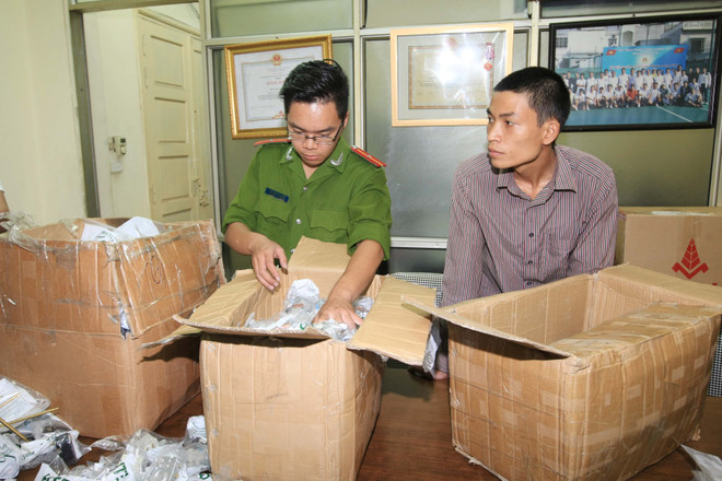 Đặt hàng Trung Quốc làm giả thiết bị bình nóng lạnh Ariston ảnh 1