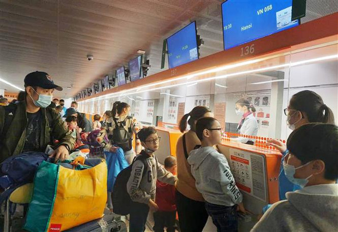 Kiều bào làm thủ tục ở sân bay. (Ảnh: Nguyễn Long/TTXVN) Thêm 259 công dân Việt Nam về nước trên chuyến bay cứu trợ từ Ba Lan ảnh 2