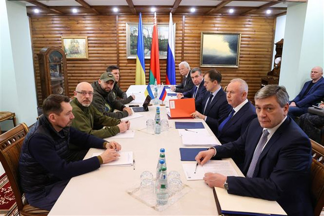 Phái đoàn Ukraine (trái) và Nga tại cuộc đàm phán ở vùng Brest, Belarus ngày 7/3. (Ảnh: AFP/TTXVN) Tổng thống Ukraine kêu gọi đàm phán hòa bình toàn diện với Nga ảnh 1
