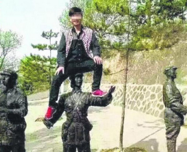 Một thanh niên vào danh sách cấm vì ngồi lên tượng lính Hồng quân ảnh 1