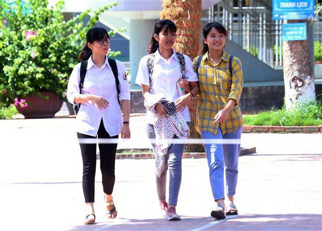 Thí sinh rời điểm thi sau khi hoàn thành bài thi. (Ảnh: Phạm Kiên/TTXVN) Vĩnh Long giám sát chặt chẽ, đảm bảo an toàn quá trình chấm thi THPT ảnh 1