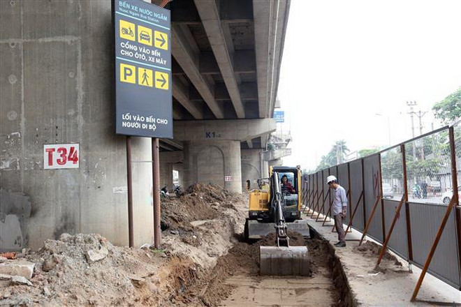 Thi công khu vực mở rộng lối vào đường Pháp Vân. (Ảnh: Huy Hùng/TTXVN) Hà Nội chậm giải ngân vốn đầu tư xây dựng 36 dự án trọng điểm ảnh 1