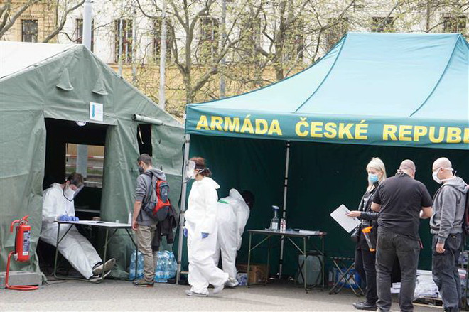 Số người nhiễm COVID-19 mới tại Đức tăng gần 1.000 ca một ngày ảnh 2