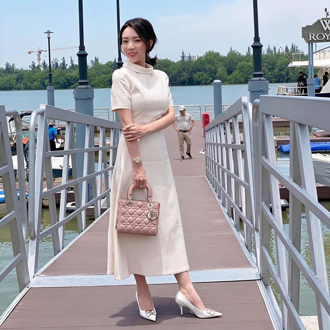 Hết giãn cách xã hội, dàn mỹ nhân Việt xúng xính váy áo đi du lịch ảnh 18