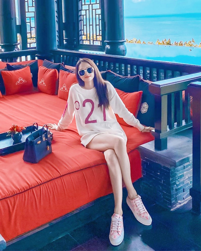 Hết giãn cách xã hội, dàn mỹ nhân Việt xúng xính váy áo đi du lịch ảnh 5