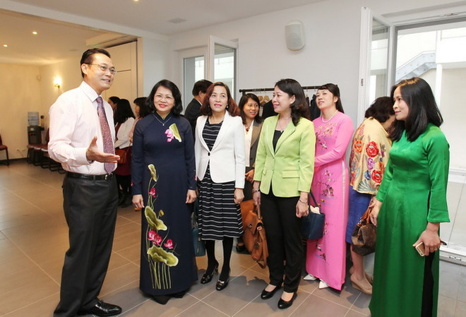 Phó Chủ tịch nước Đặng Thị Ngọc Thịnh gặp gỡ cán bộ, nhân viên Phái đoàn đại diện Thường trực Việt Nam tại Liên hợp quốc. (Ảnh: Quang Hải/TTXVN) Việt Nam sẽ nỗ lực đảm bảo tốt hơn quyền của mọi người dân ảnh 3
