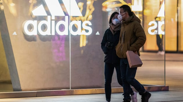 Dịch COVID-19: Hãng Adidas và Puma lo ngại kinh doanh đình đốn ảnh 1