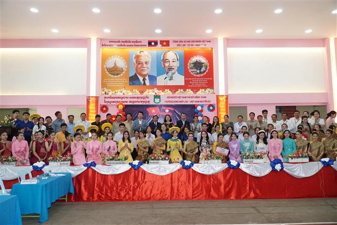 Các đại biểu chụp ảnh chung với các thí sinh của các đội. (Ảnh: Đỗ Bá Thành/TTXVN) Cuộc thi của học sinh tìm hiểu về lịch sử quan hệ Việt Nam-Lào ảnh 1