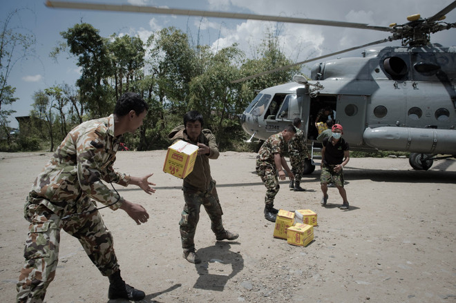 Binh sỹ Ấn Độ chuyển hàng cứu trợ giúp người dân Nepal tại làng Barpak. (Nguồn: AFP/TTXVN) Australia viện trợ thêm gần 8 triệu USD giúp Nepal tái thiết ảnh 1