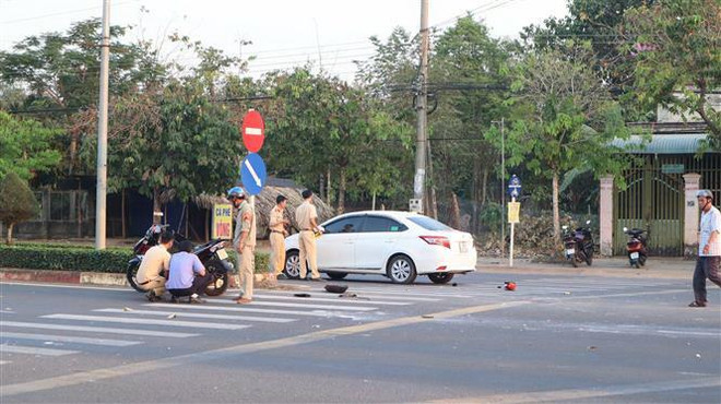 Phụ nữ mang thai điều khiển xe máy va chạm xe tải, 3 người bị thương ảnh 1
