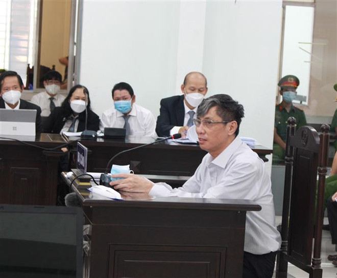 Bị cáo Lê Đức Vinh cựu Chủ tịch Ủy ban Nhân dân tỉnh Khánh Hòa từ năm 2016-2019 bào chữa cho bản thân trong sáng 8/4. (Ảnh: Phan Sáu/TTXVN) Vi phạm trong quản lý, sử dụng đất đai: Cấp thiết bịt lỗ hổng ảnh 1