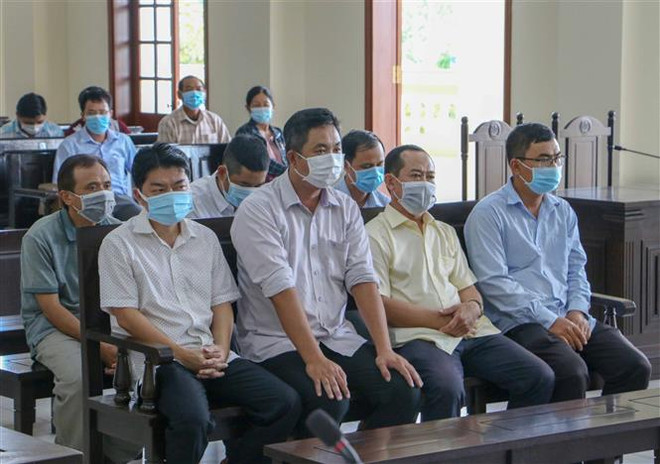 Các bị cáo tại phiên tòa xét xử vụ án sai phạm đất đai tại quận Bình Thủy, Cần Thơ. (Ảnh: Thanh Liêm/TTXVN) Vi phạm trong quản lý, sử dụng đất đai: Cấp thiết bịt lỗ hổng ảnh 2