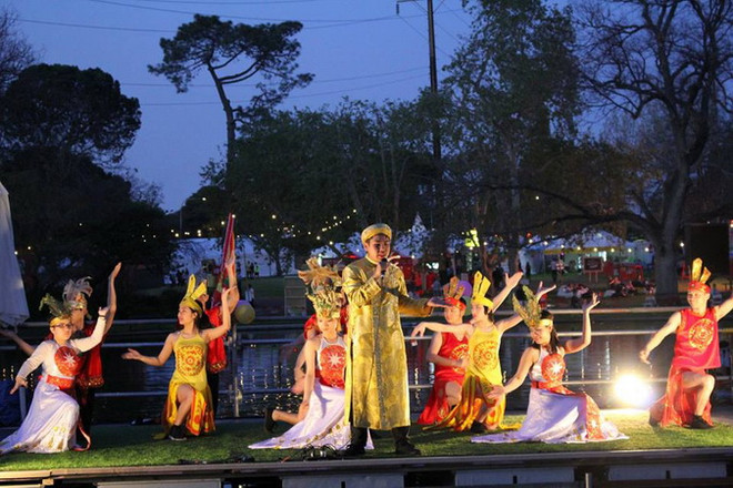 Làn điệu ví, giặm thu hút khách dự “Lễ hội Văn hóa phương Đông” ảnh 1