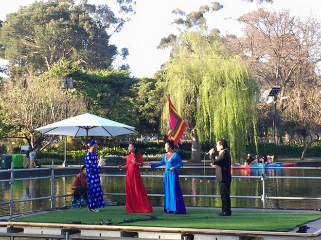 Làn điệu ví, giặm thu hút khách dự “Lễ hội Văn hóa phương Đông” ảnh 2