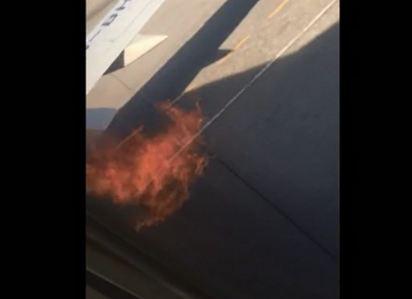 [Video] Động cơ máy bay Boeing 737 đột ngột bốc cháy trên đường băng ảnh 1