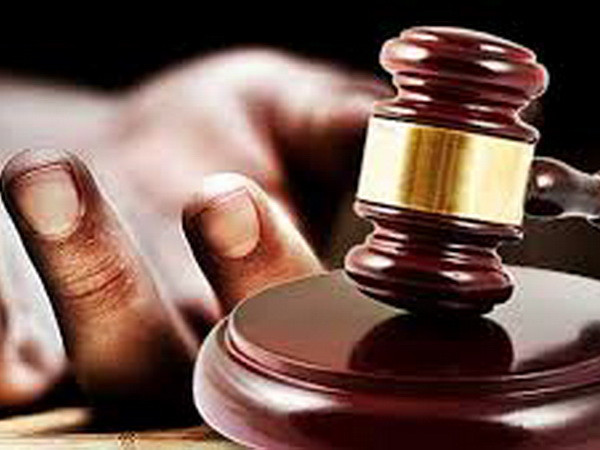 Cô gái trẻ bị phạt hơn 10 triệu đồng vì cố ý dùng dao lam tự tử ảnh 1