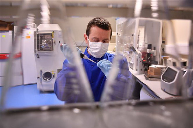 Anh bắt đầu đánh giá về vắcxin ngừa COVID-19 của AstraZeneca ảnh 1