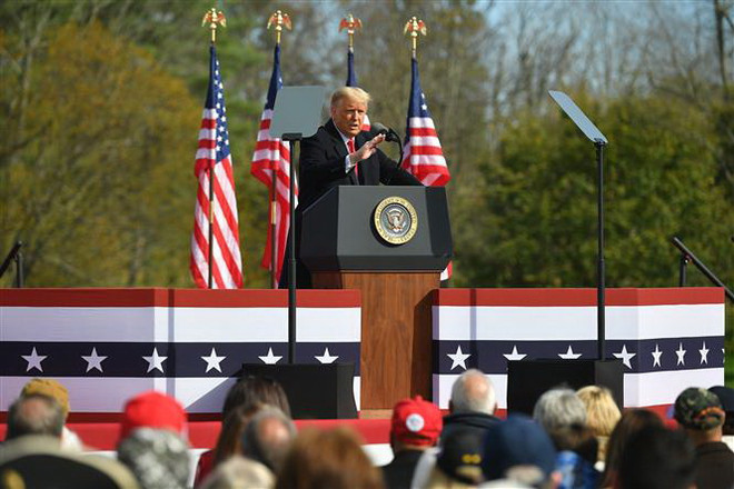 Tổng thống Trump tăng tốc chiến dịch vận động cuối tới bang chiến địa ảnh 1