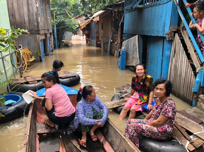 Hàng trăm hộ người gốc Việt tại Kampong Speu đang phải chịu hậu quả nặng nề của đợt thiên tai này. (Ảnh: Trần Long/Vietnam+) Khẩn cấp cứu trợ hàng trăm người gốc Việt bị lũ lụt tại Campuchia ảnh 2