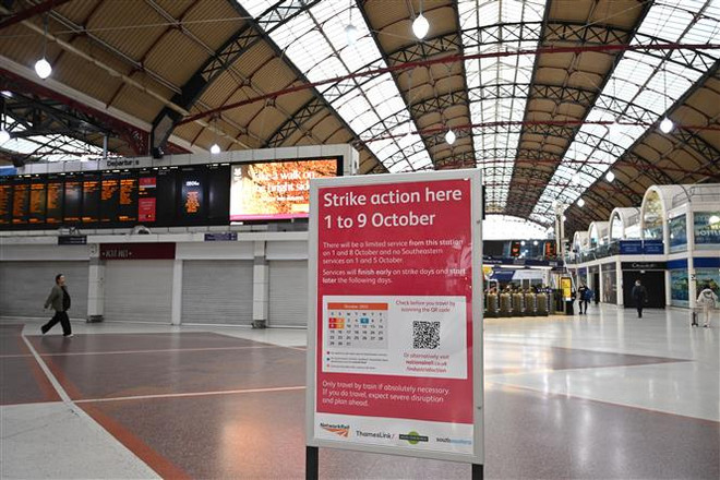 Anh: Nhân viên đình công khiến dịch vụ đường sắt bị ảnh hưởng ảnh 1