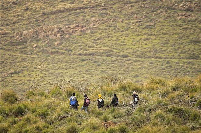 Tây Ban Nha triệt phá đường dây buôn người di cư sang Anh ảnh 1