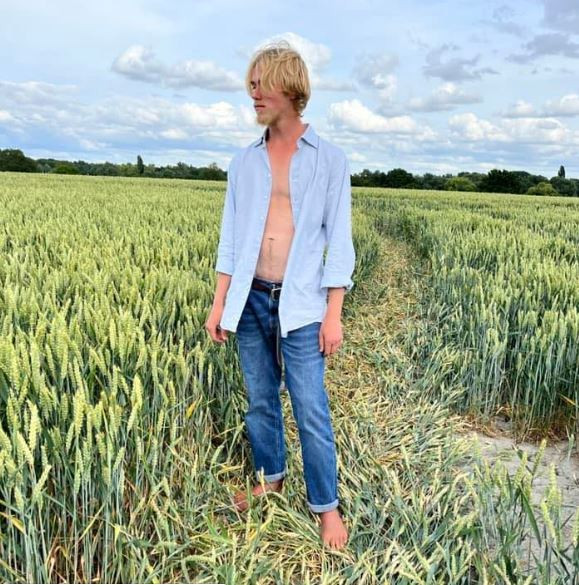 Bất ngờ nổi tiếng vì quyết định từ bỏ vĩnh viễn việc đi giày dép ảnh 2