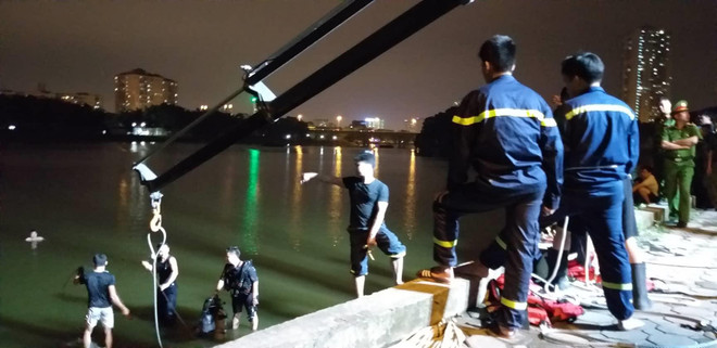 Hà Nội: Xe 4 chỗ mất lái, lao thẳng xuống hồ Linh Đàm ảnh 1