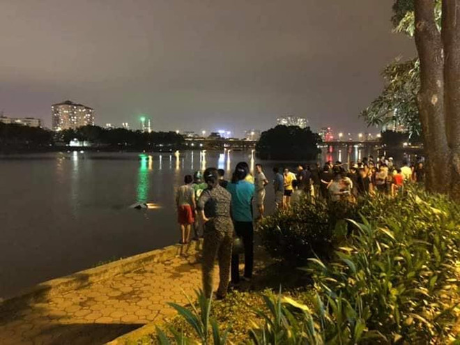 Hà Nội: Xe 4 chỗ mất lái, lao thẳng xuống hồ Linh Đàm ảnh 2