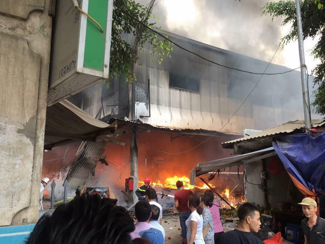 [Photo] Cháy cực lớn tại chợ Quang, Thanh Liệt, Hà Nội ảnh 7