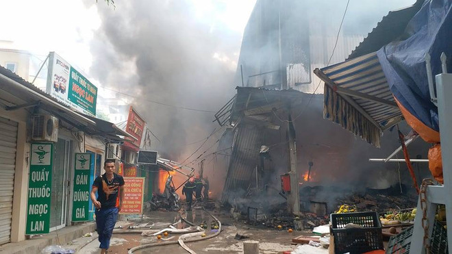 [Photo] Cháy cực lớn tại chợ Quang, Thanh Liệt, Hà Nội ảnh 4