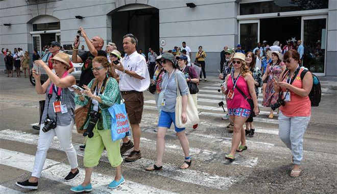 Khách du lịch tham quan thủ đô La Habana, Cuba. (Ảnh: AFP/TTXVN) Cuba cam kết đảm bảo về pháp lý cho các nhà đầu tư nước ngoài ảnh 1