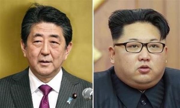 Thủ tướng Nhật Bản Shizo Abe (trái) và nhà lãnh đạo Triều Tiên Kim Jong-un. (Ảnh: Kyodo/TTXVN) Thủ tướng Nhật muốn đối thoại vô điều kiện với nhà lãnh đạo Triều Tiên ảnh 1
