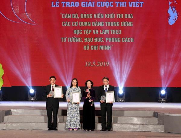 Trao giải cuộc thi cán bộ, đảng viên học tập và làm theo gương Bác Hồ ảnh 1