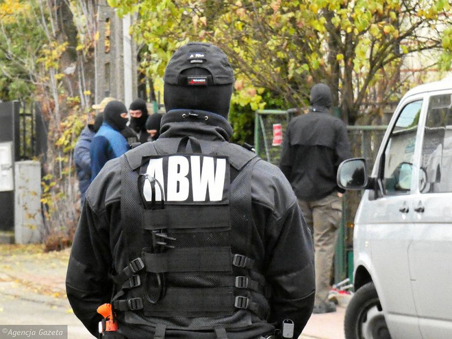 Cảnh sát Ba Lan bắt giữ nghi can khủng bố người Đức tàng trữ thuốc nổ ảnh 1