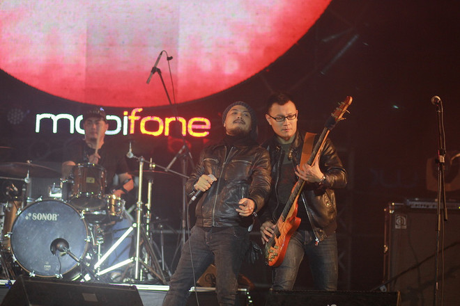 MobiFone RockStorm7 "bùng cháy" xua tan mưa lạnh của Hà Nội ảnh 1