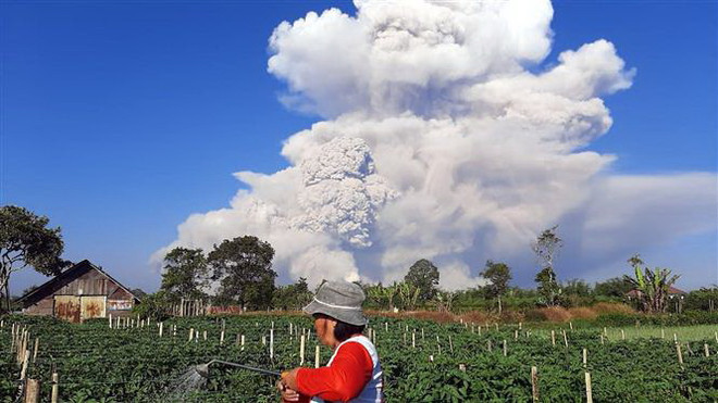 Núi lửa Sinabung tại Indonesia phun cột tro bụi cao 2.000m ảnh 1